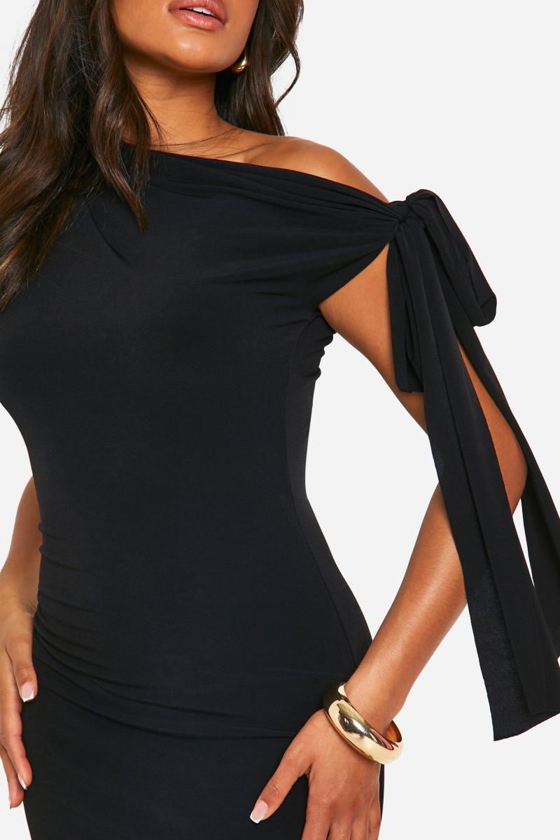 Міні-сукня з рюшами та відкритими плечима