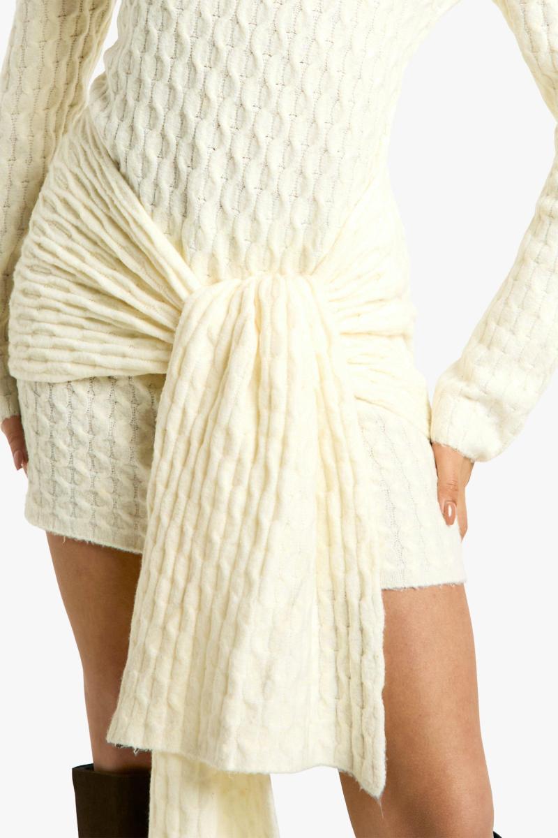 М’який кабель негабаритні деталі краватки в трикотажному міні -сукні