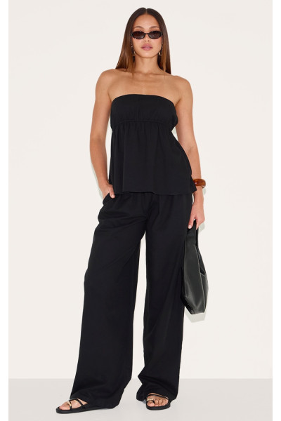 Високі чорні білизні виглядають плаваючими штанами