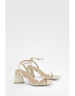 Широко підходить металевий спалахний каблук ледь там босоніжки