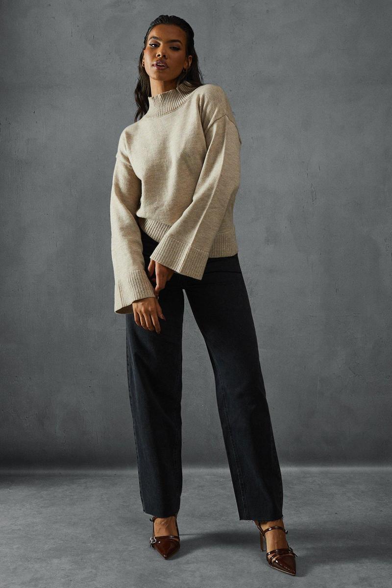 В'язаний перемичка з високою шиєю на шиї