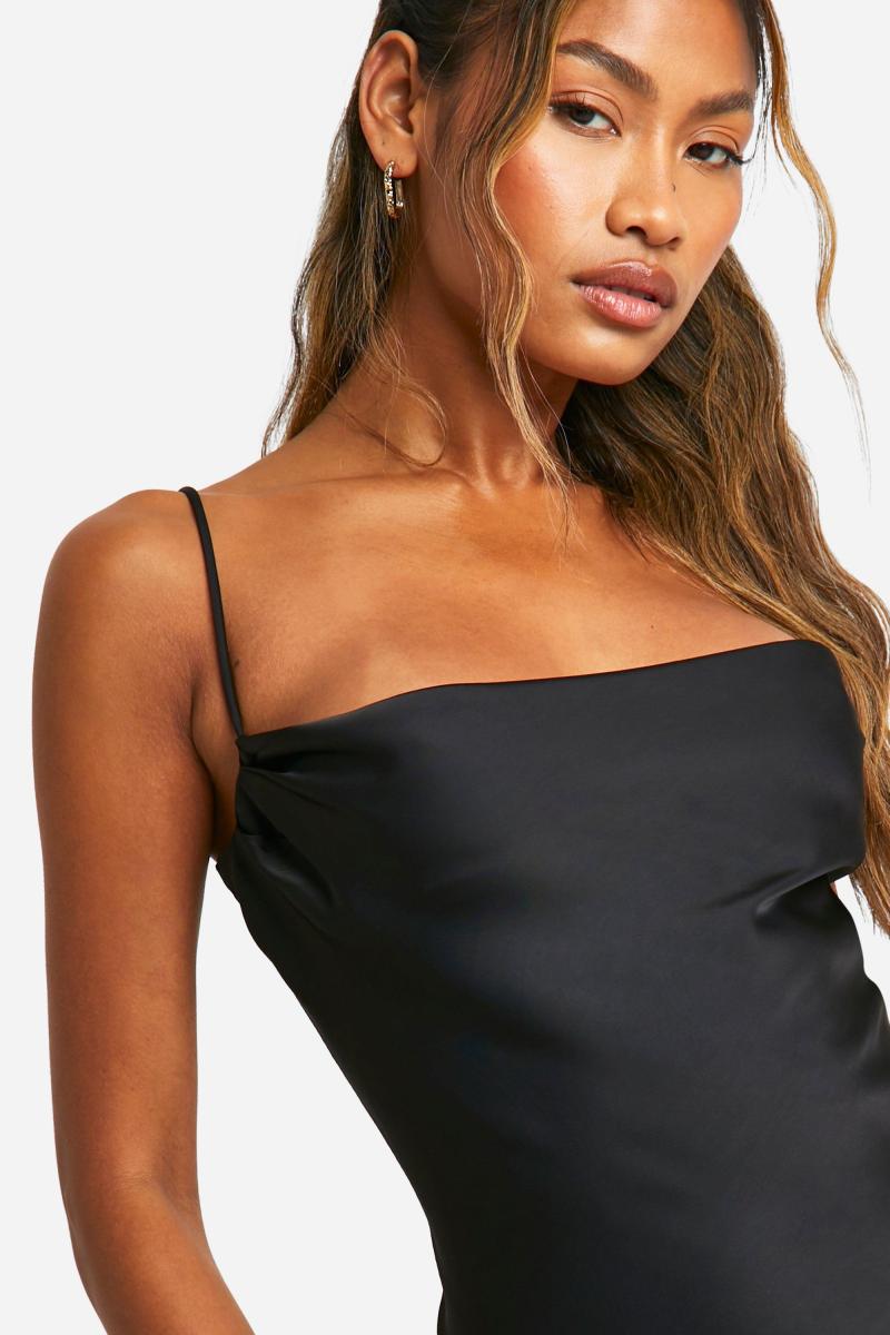 Сатінне міні -сукня з ковзанням