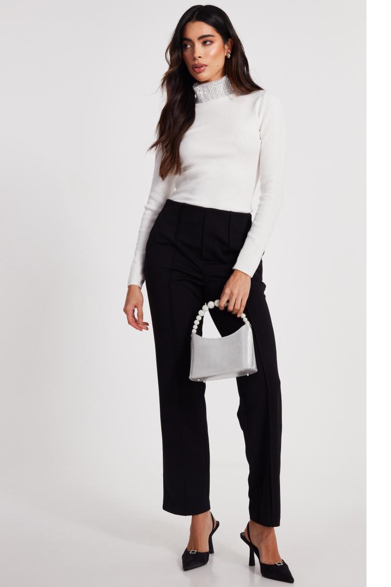 Біля білого діаманте черепаха на шиї