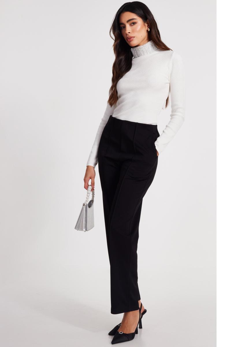 Біля білого діаманте черепаха на шиї