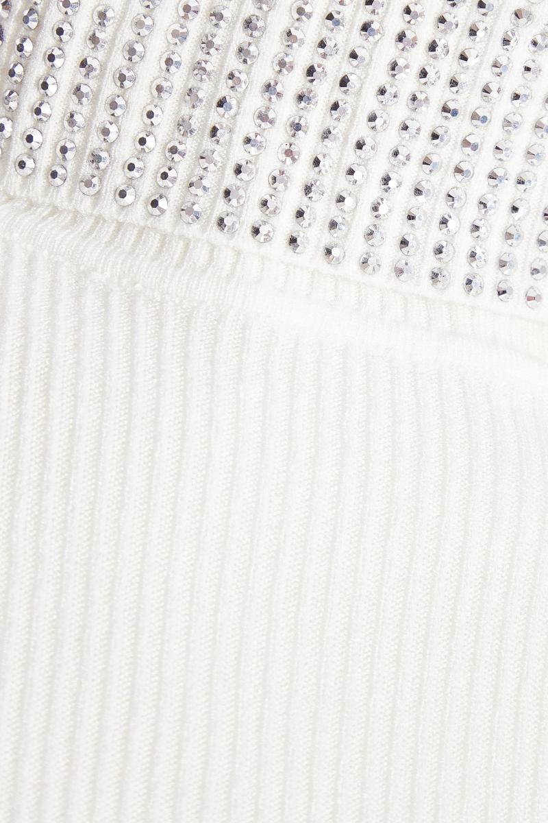 Біля білого діаманте черепаха на шиї