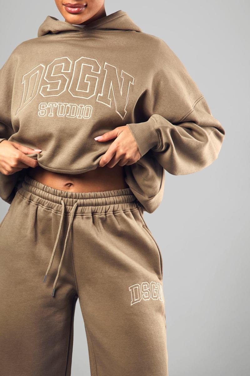 DSGN Collegiate Вишита пряма нога Джоггер