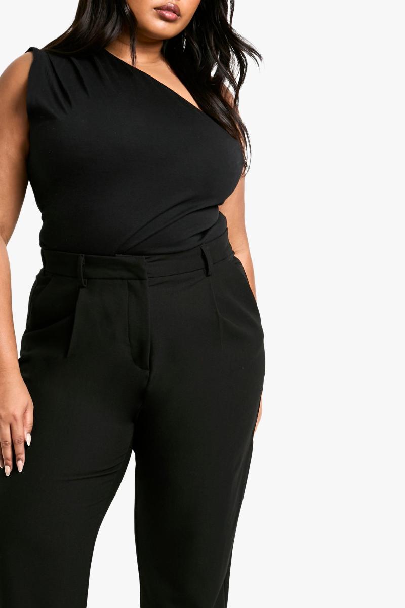 Плюс стрункі ноги з позначеним брюком