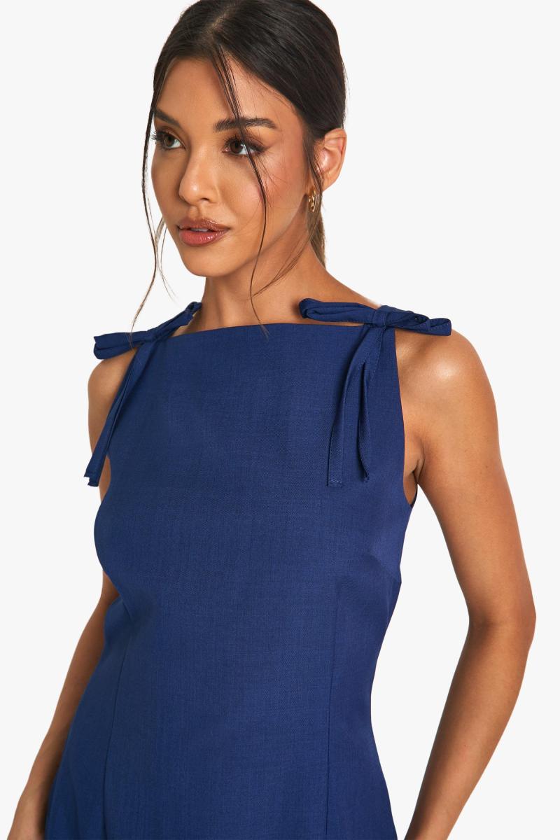 Міні -сукня з калькуляцією на плечі