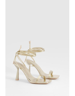 Потрійний ремінь завершує високі підбори