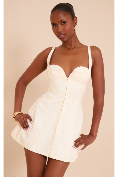 Вершковий жакардовий гачок і сукня з перемикання очей