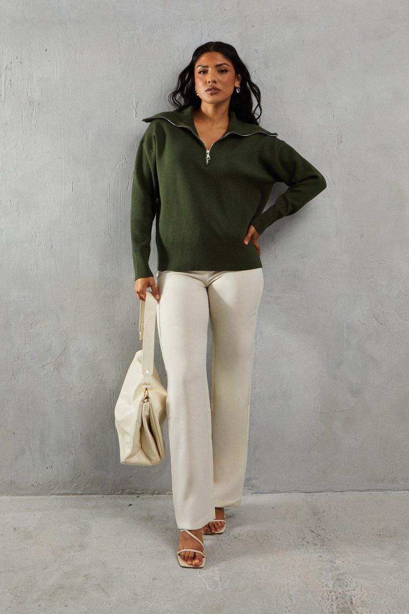 В'язаний комір на комірці на блискавці вгору