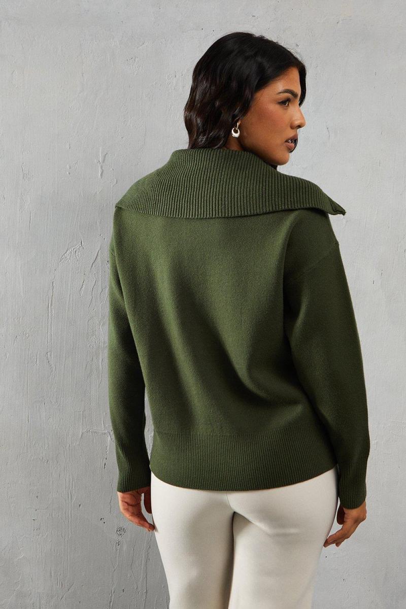 В'язаний комір на комірці на блискавці вгору