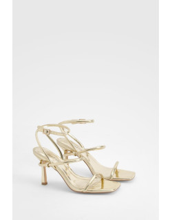 Металеві підкладені блукаючі високі підбори