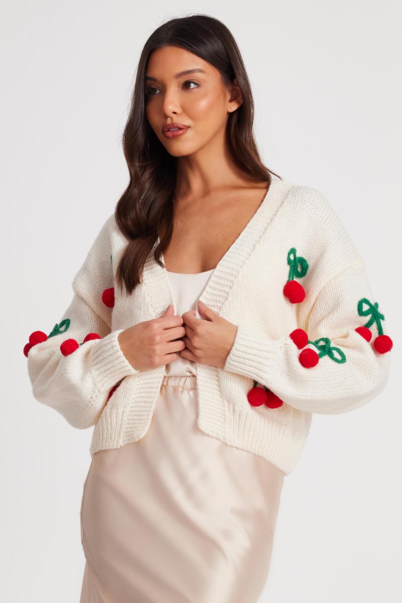 Від білого в’язаного вишневого кардигану