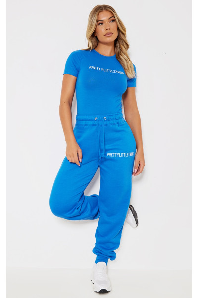 Чоловічі штани PRETTYLITTLETHING із завищеною талією та манжетами з синім логотипом Чоловічі штани PRETTYLITTLETHING із завищеною талією та манжетами з синім логотипом